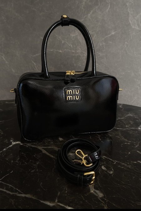 شنطة ماركة miu miu قاعده 25 سم ارتفاع 18 سم