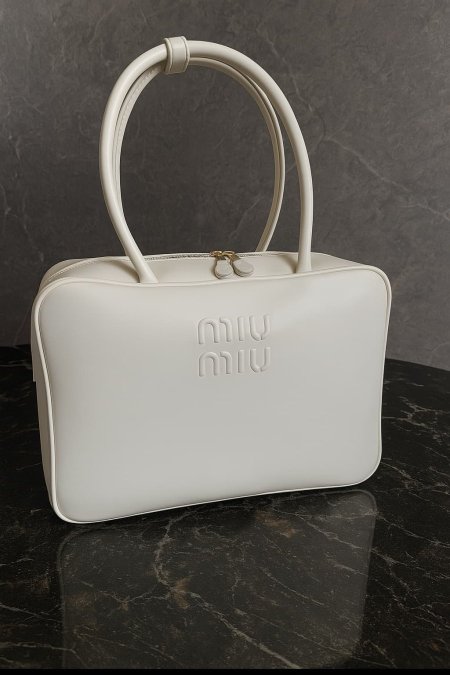 شنطة ماركة miu mui قاعده 34 سم ارتفاع 23 سم