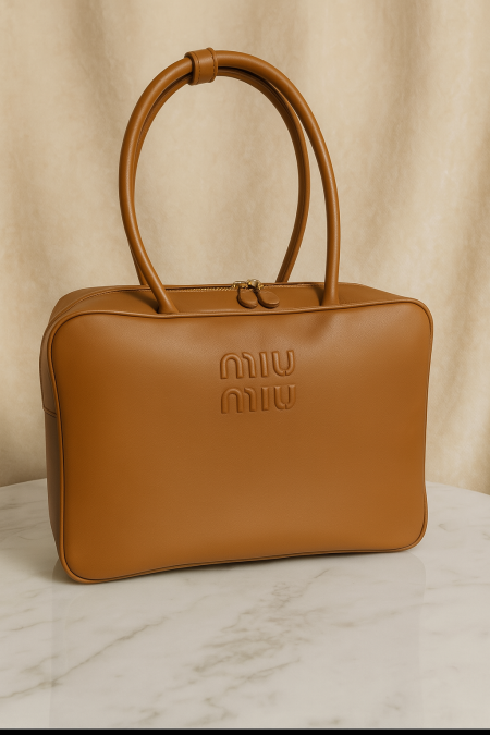 شنطة ماركة miu mui قاعده 34 سم ارتفاع 23 سم