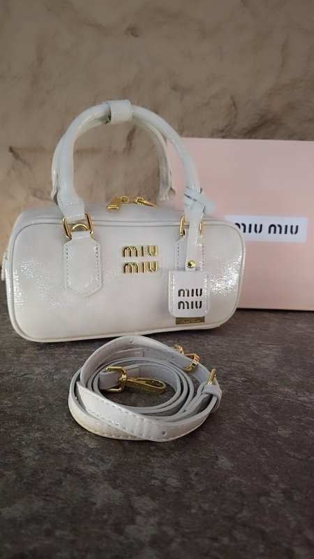 شنطة ماركة miu miu مع لمعه شامل البوكس