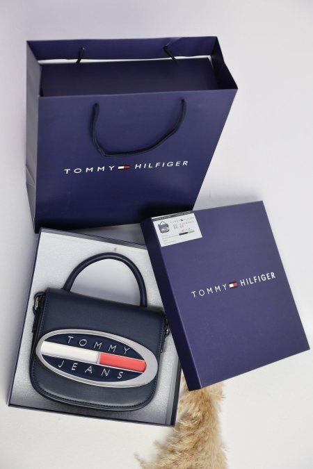 شنطة - TOMMY HILFIGER Crossover / الاصلية شامل علبة و كيس الشركة